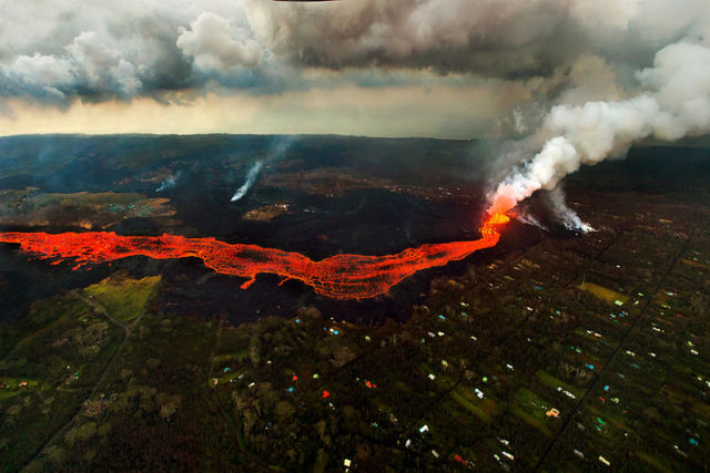 O hipnotizante e assustador fluxo de um rio de lava do vulco Kilauea