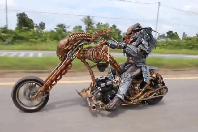 Chamem o Schwarzenegger: Predador foi visto andando de moto na Tailndia