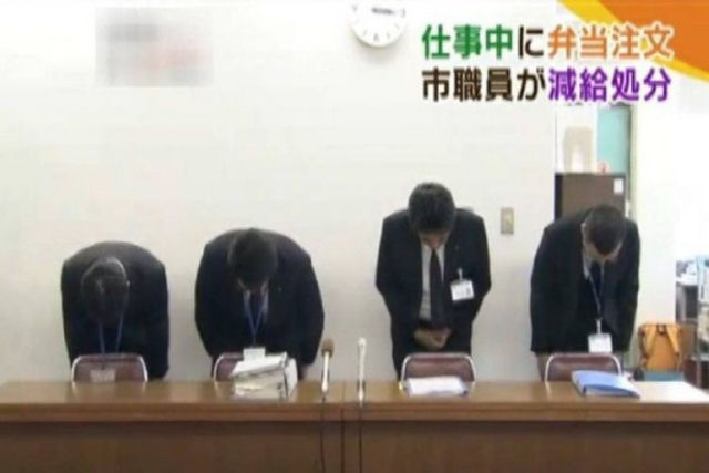 Servio Pblico Japons pede desculpas por funcionrio qeu iniciou a pausa para o almoo 3 minutos antes