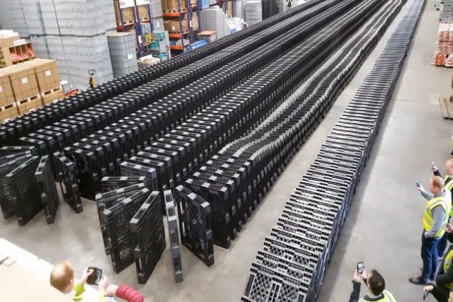 Empresa estabelece recorde mundial de reao em cadeia de 1.377 paletes no estilo dos domins