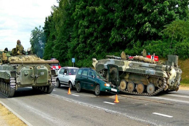 Tanque de combate russo derrapa na estrada e atropela um VW Polo com duas pessoas em seu interior