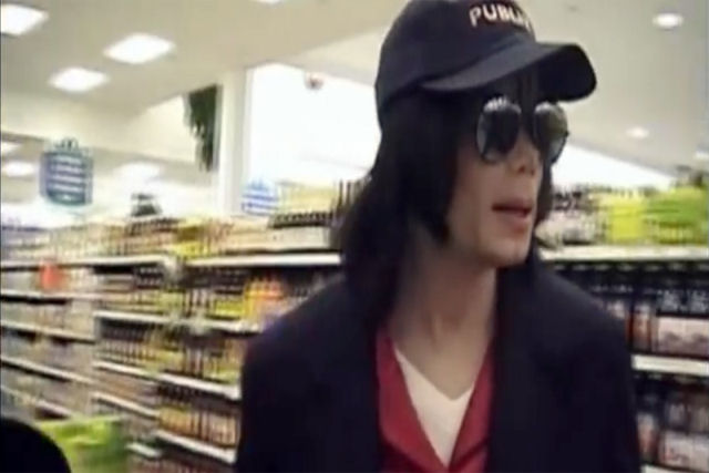 A razo delirante pela qual (quase) ningum nunca viu Michael Jackson na fila do mercado
