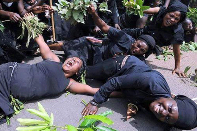 As carpideiras profissionais de Gana que são pagas para chorar em funerais de estranhos