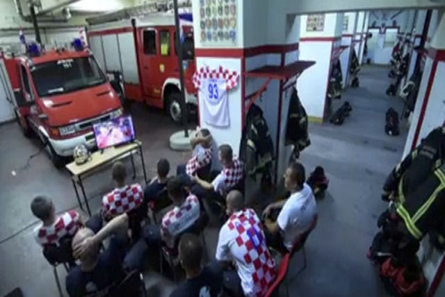 Estes bombeiros croatas estavam a ponto de ver o decisivo pnalti contra a Rssia, mas o dever chamou