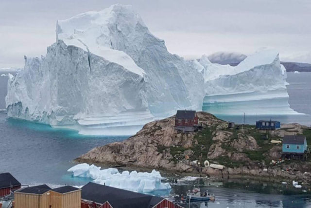 Enorme Iceberg de 100 metros de altura est perigosamente prximo de uma aldeia da Groenlndia 