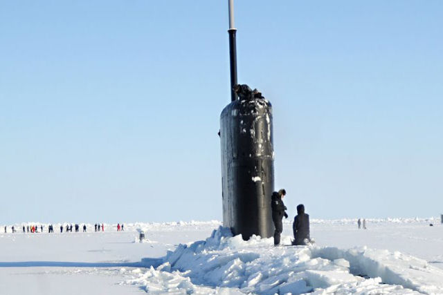 Como os submarinos emergem na superfcie gelada do rtico