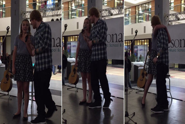 O cantor Ed Sheeran surpreende uma f adolescente com um dueto improvisado