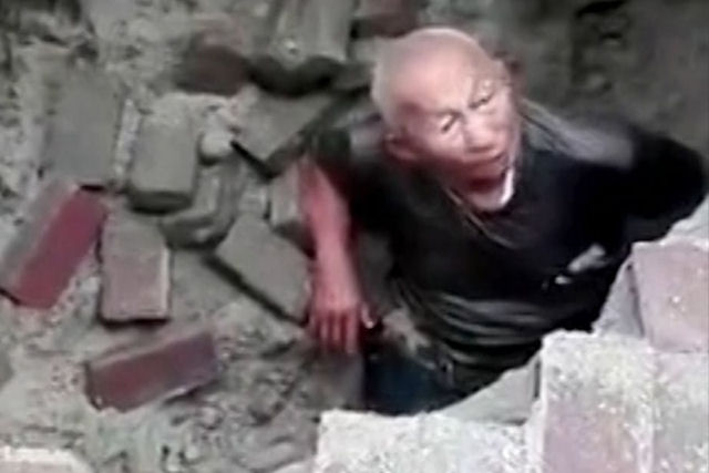 Um idoso chins de 80 anos  engolido repentinamente pela terra