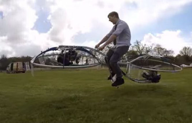 YouTuber britânico maluco constrói primeira moto voadora real na garagem de sua casa