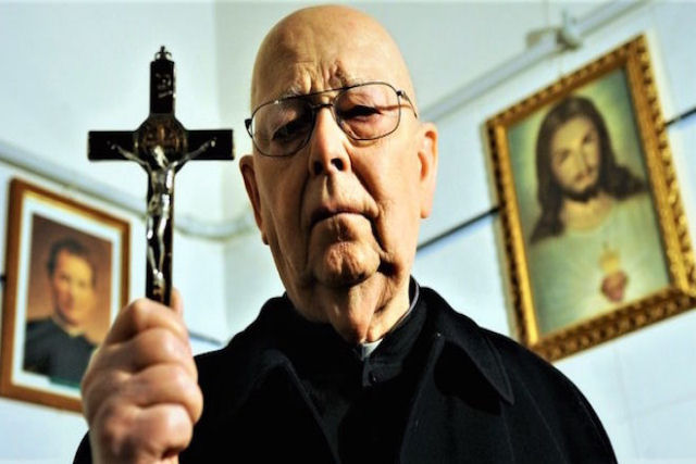 Diretor de O Exorcista filma exorcismo real conduzido por Gabriele Amorth, o exorcista do Vaticano