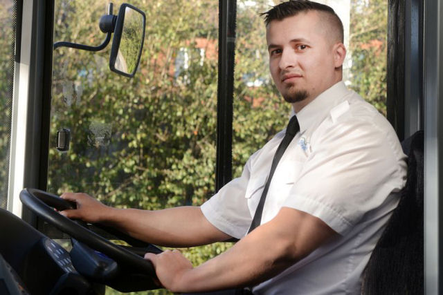 Motorista de nibus britnico usa colete  prova de facadas por medo de passageira obcecada