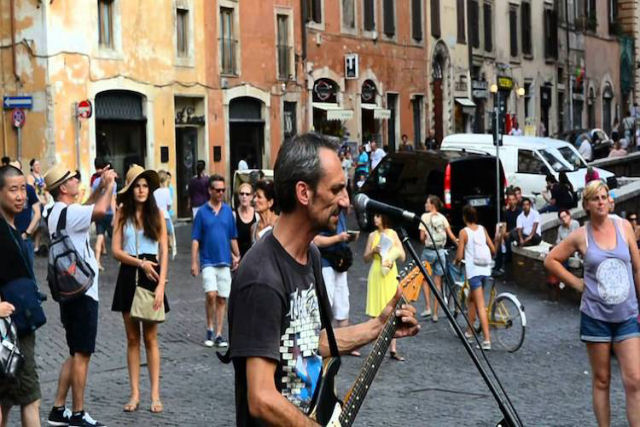 Msico de rua apresenta covers brilhantes de clssicos do Pink Floyd em frente ao Panteo de Roma