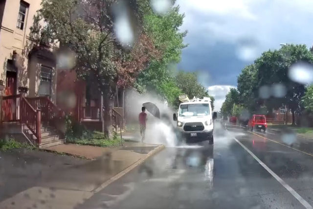 Despedem o motorista do furgo que d banho nos pedestres neste vdeo viral