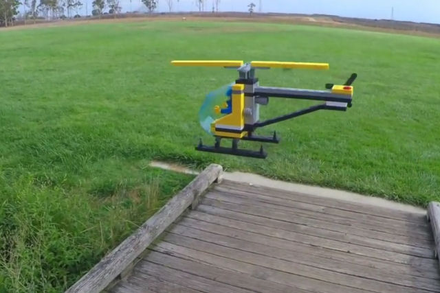 Um helicptero de Lego que voa, mas tem truque