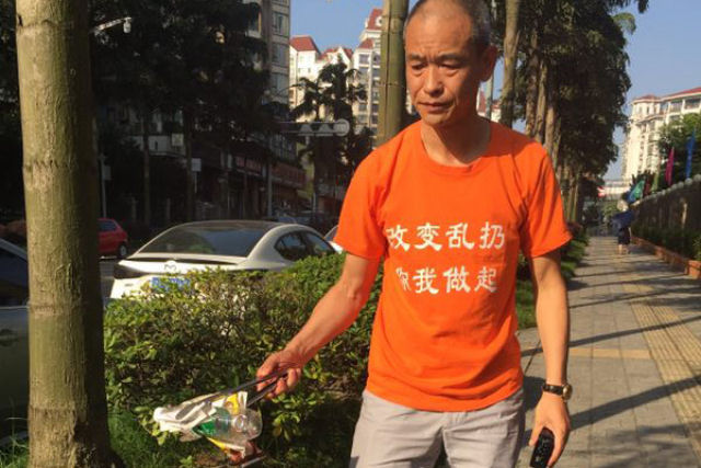 Milionrio chins passa seu tempo livre catando lixo nas ruas de sua cidade