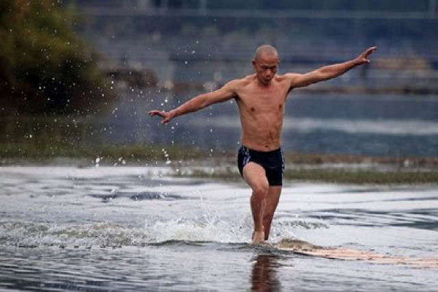 Este monge Shaolin correndo pela superfcie de um lago  impressionante (mas tem truque)