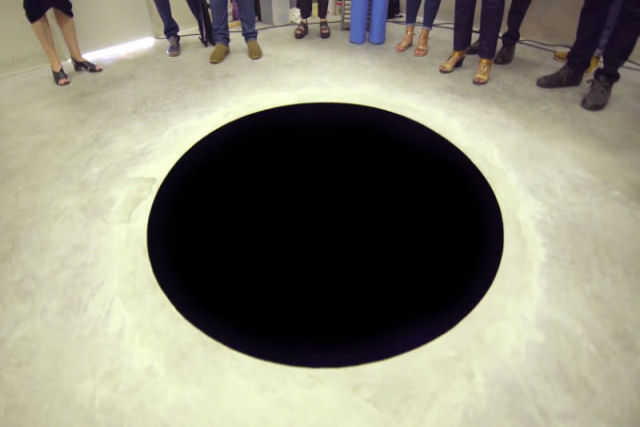 Visitante de museu caiu em um buraco enorme, que parecia pintado no cho (dizem que  arte)
