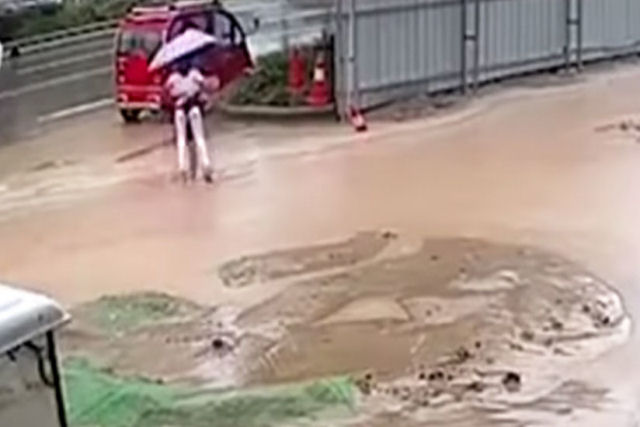 Duas meninas caem e quase se afogam em um buraco cheio de gua pelas fortes chuvas