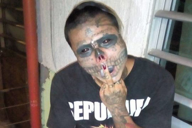 Colombiano se submete a procedimentos extremos para fazer com que seu rosto parea uma caveira