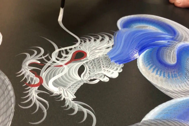 Artista pinta impressionantes corpos de dragÃ£o com uma Ãºnica pincelada