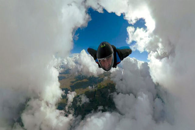 Este voo com wingsuit através de um «túnel de nuvens» é ao mesmo tempo incrível e esquisito