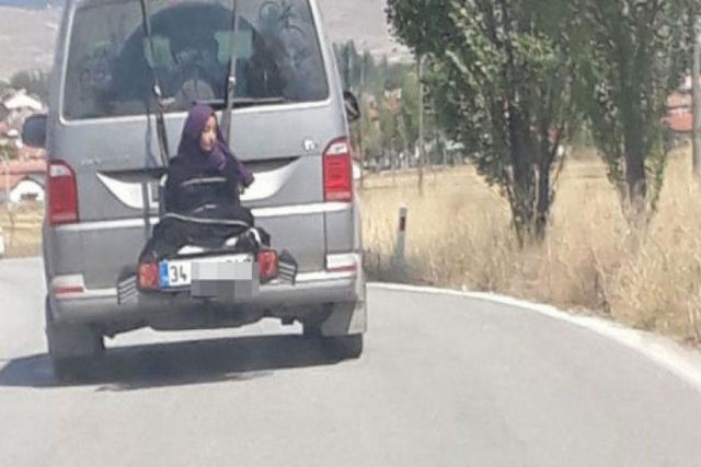 Turco  preso por carregar sua filha no transbike traseiro de seu carro