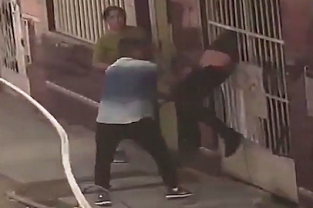 Peruano tenta fugir da loja que tentou roubar, mas ficou preso entre as grades