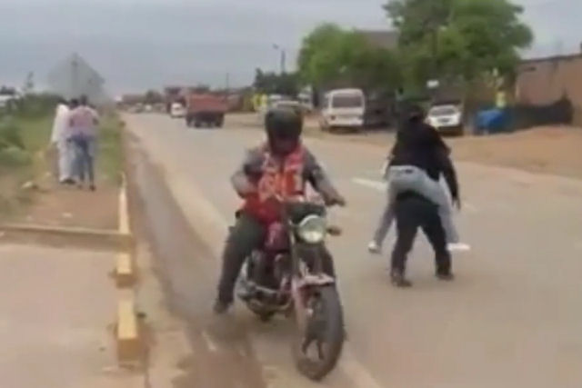 Mototaxista  trollado por dois jovens na Bolvia 