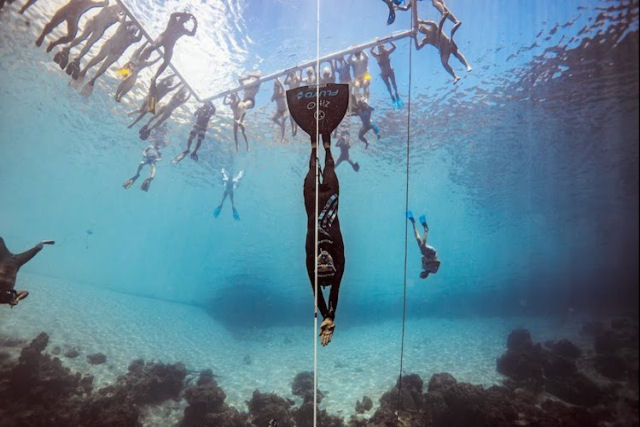Italiana estabelece o novo recorde de mergulho em apneia com uma espantosa profundidade de 107 metros