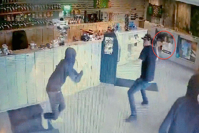 Homem armado com um bong afugenta 4 ladres em uma loja de maconha