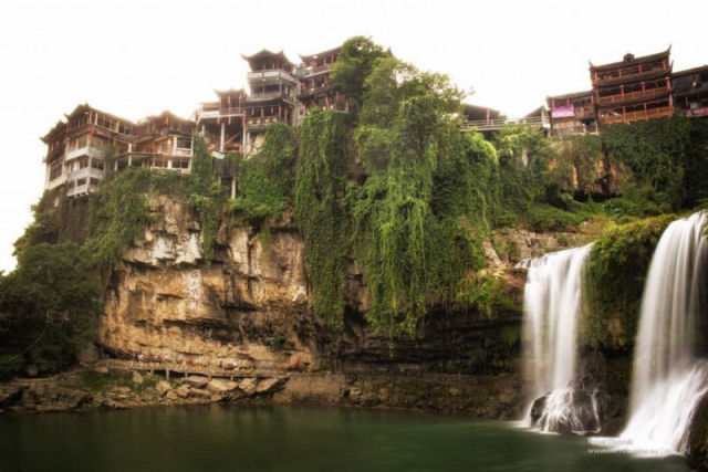A vila das cachoeiras, na China, parece diretamente sacada de um filme de fantasia