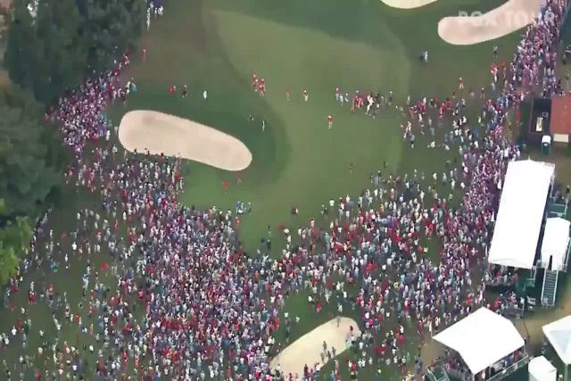 A incrvel multido que celebrou o triunfo de Tiger Woods aps seca de 5 anos