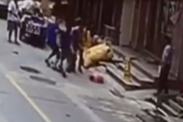 Dois chineses quebram o brao ao salvar uma menina que caiu do quarto andar