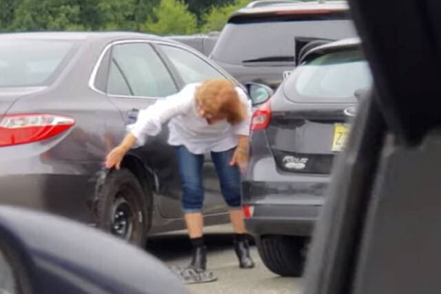 Mulher barbeira detona com carro em estacionamento e vai embora como se nada tivesse acontecido