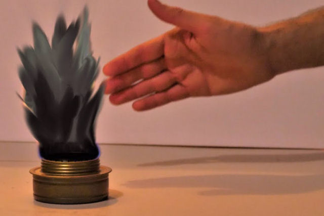 O curioso experimento de como fabricar fogo negro