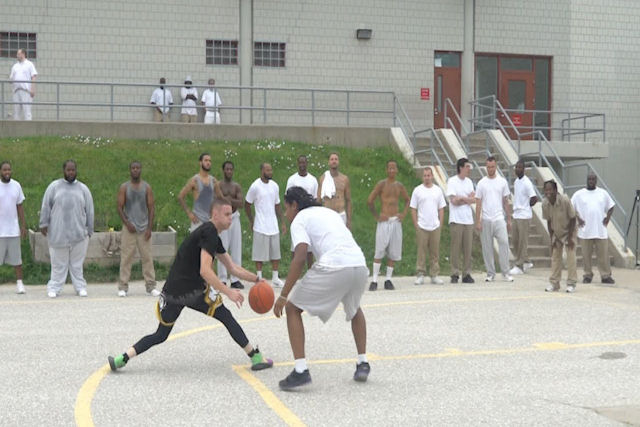 Lenda do basquete de rua «dá um baile» em jogadores de um presídio