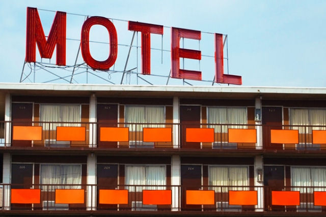Colombiana flagra o marido infiel com as mos na massa em um motel