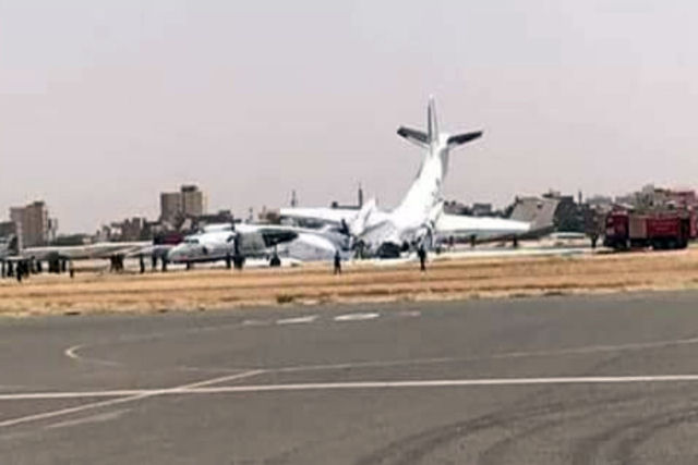 Momento do choque de dois avies em um aeroporto no Sudo