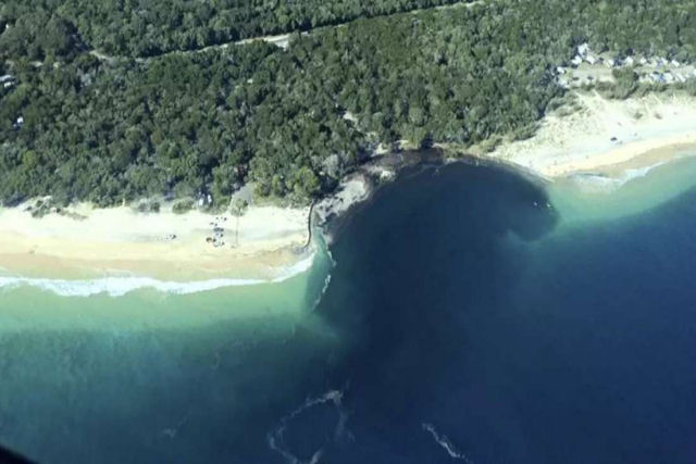 Um enorme buraco engoliu uma praia na Austrlia