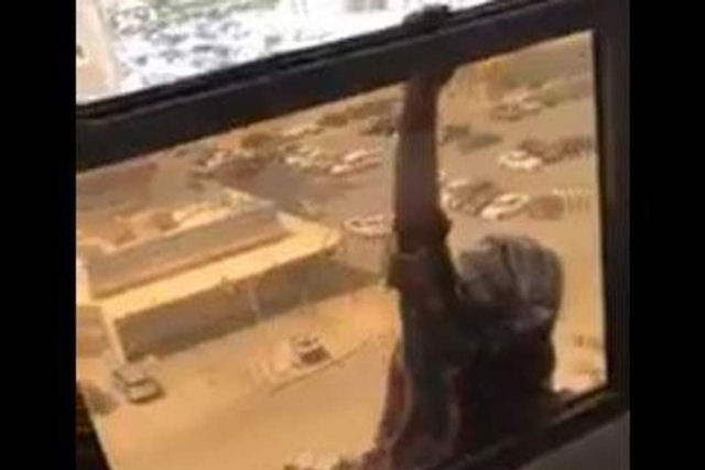 Kuwaitiana que gravou sua empregada domstica caindo do 7 andar  condenada a um ano e meio de priso