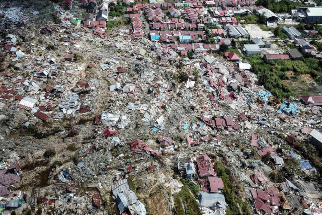 Assustador! Novas e cruas imagens do devastador tsunami da Indonsia