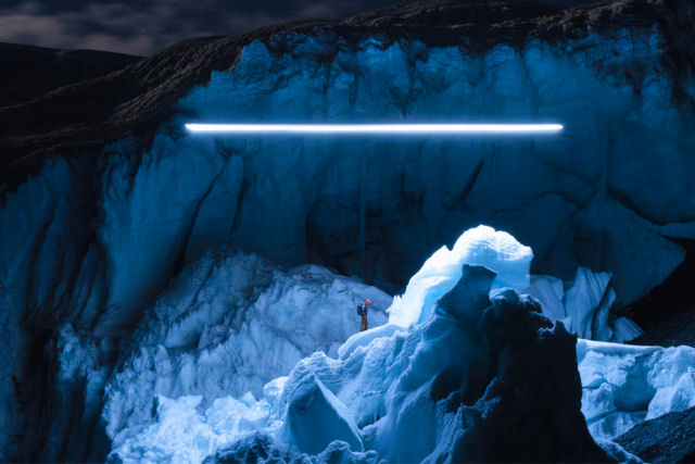 Uma geleira tropical rara capturada  noite em fotografias iluminadas por drone