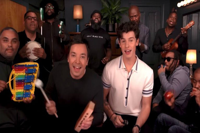 Shawn Mendes, Jimmy Fallon e The Roots voltam  escola tocando Treat You Better com instrumento de brinquedo