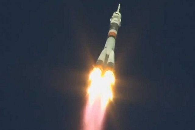 Tripulao da Soyuz aterrissa de emergncia pouco depois de decolar por uma falha nos propulsores