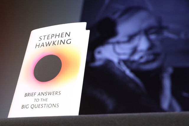 Em seu último livro, Stephen Hawking predisse uma raça de super-humanos que destruirá o resto da humanidade