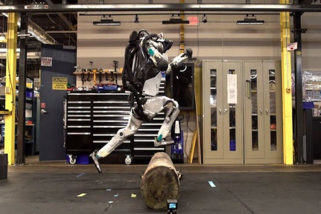 Medo! P robô Atlas da Boston Dynamics já sabe fazer parkour