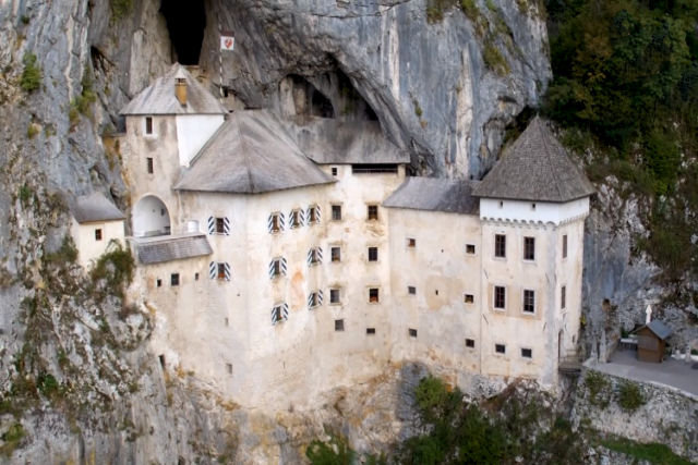 O incrvel castelo esloveno do sculo XIII que fica em um penhasco rochoso ancorado por antigas cavernas