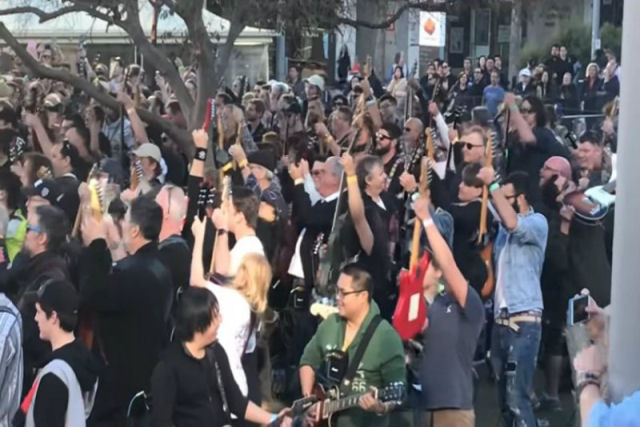 Quase 500 guitarristas tocam juntos para estabelecer um novo recorde mundial tocando Highway to Hell