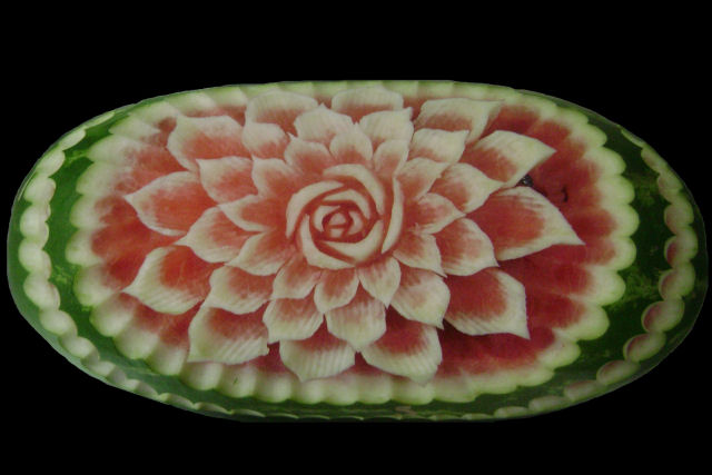 A delicada arte com frutas de um escultor japons