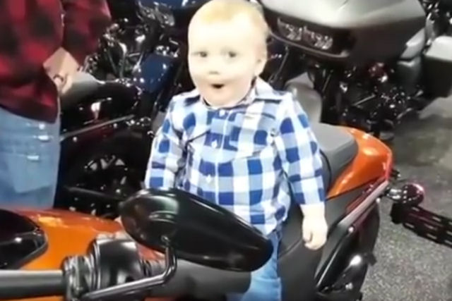 Pai filma o momento em que nasce um novo motociclista